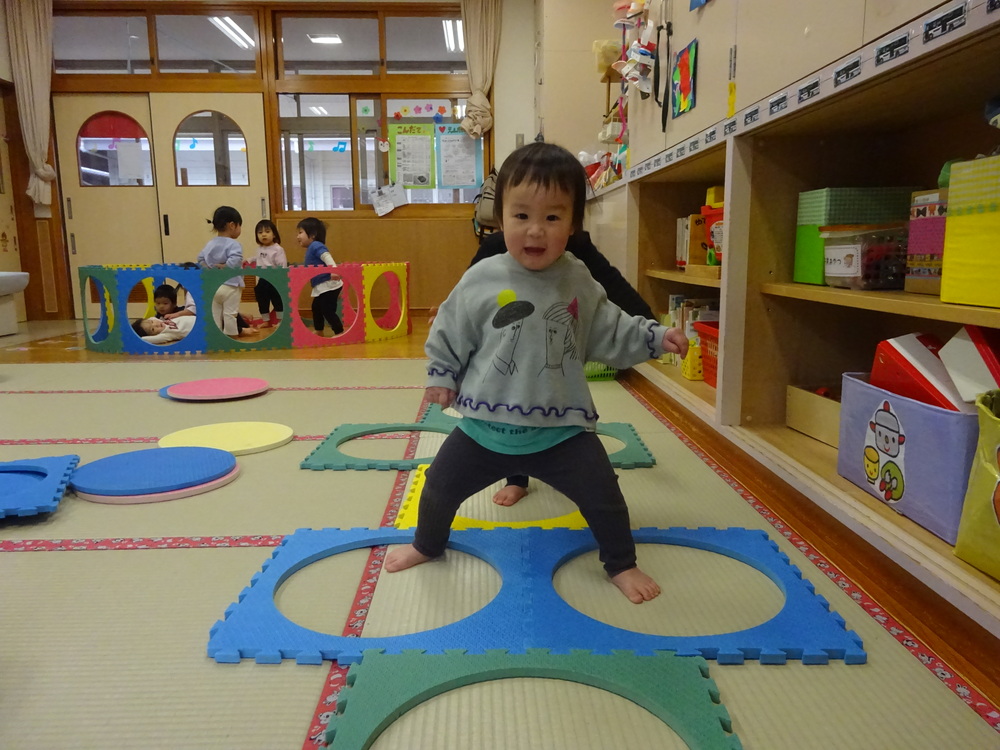 プラポイントで遊んでいる子ども (7)