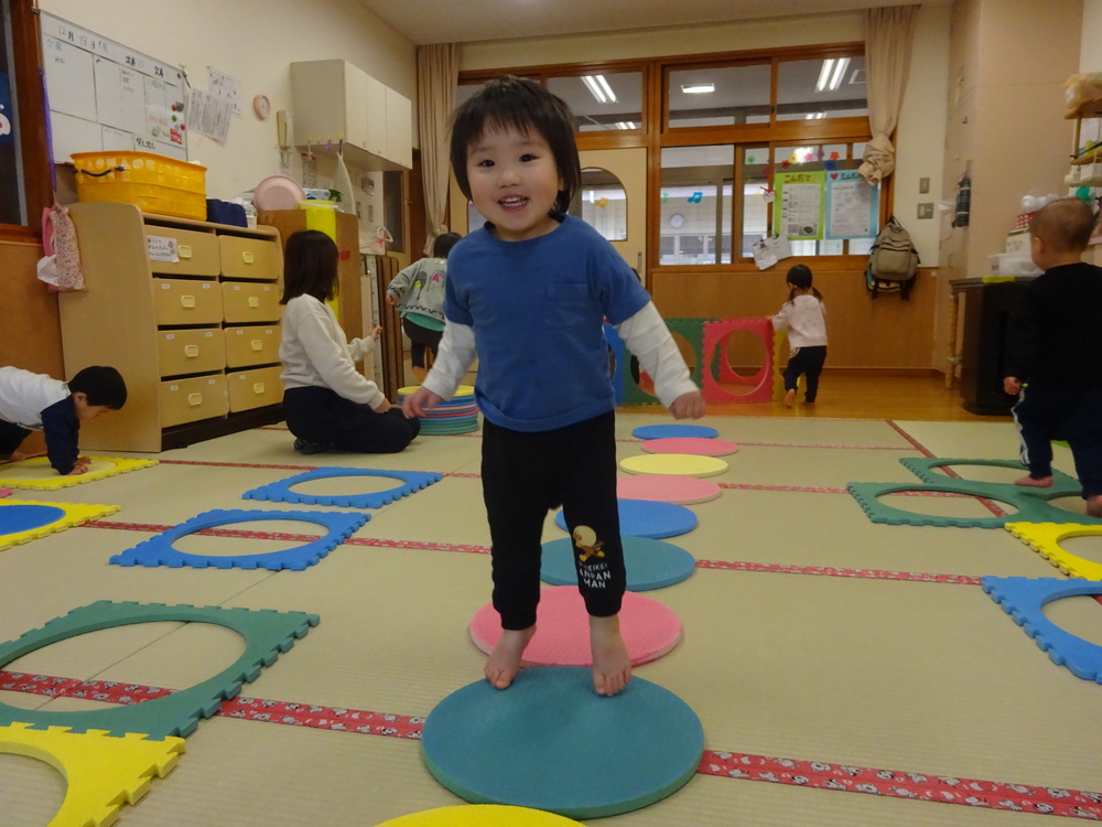 プラポイントで遊んでいる子ども (9)