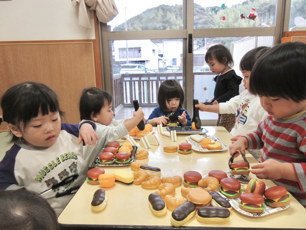 ままごとをして遊ぶ様子