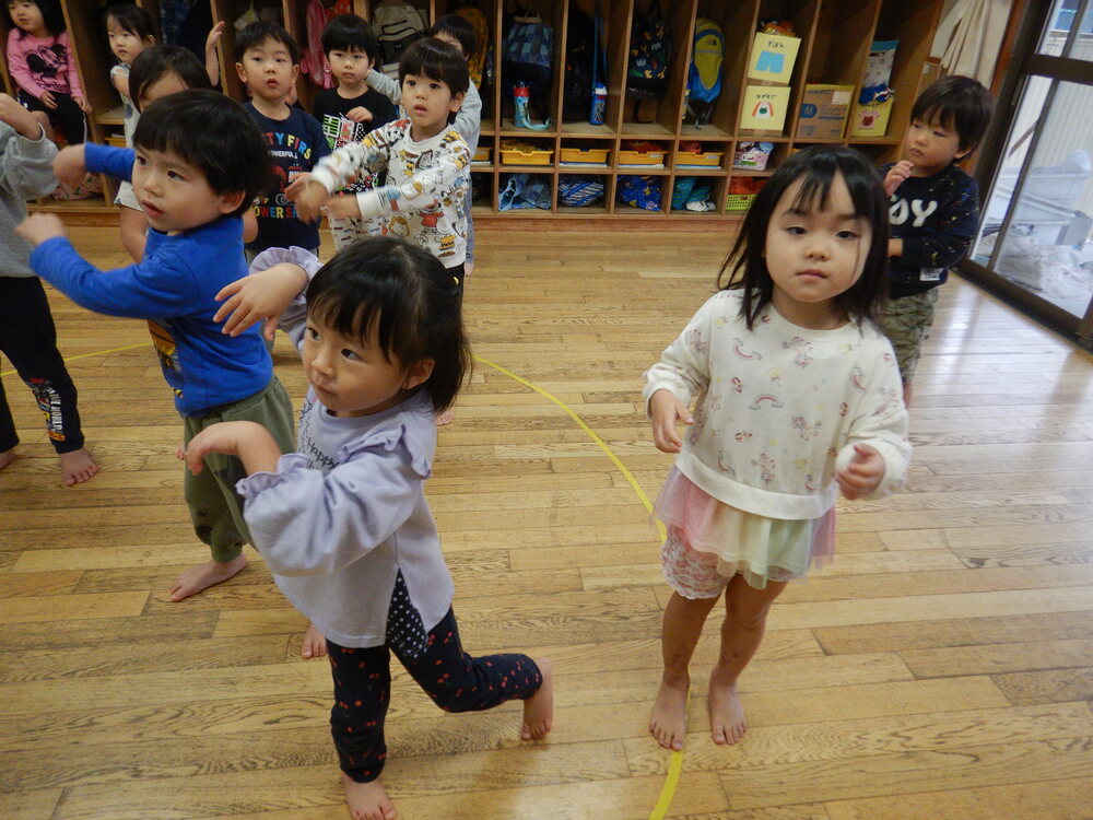 ダンスをする子どもたち