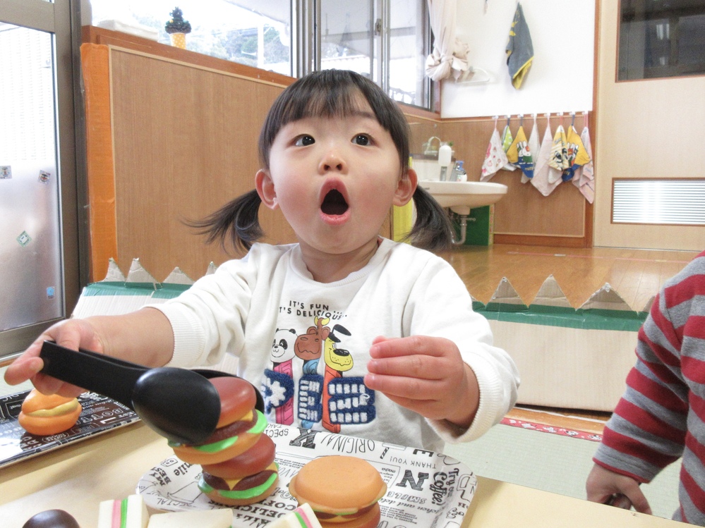 ままごとをして遊ぶ様子
