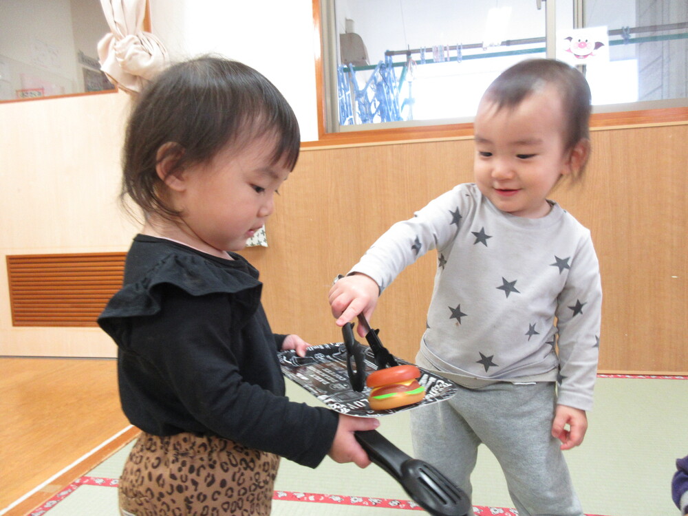ままごとをして遊ぶ様子