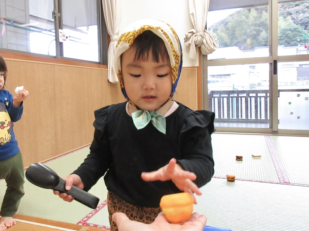 ままごとをして遊ぶ様子