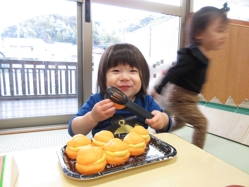 ままごとをして遊ぶ様子