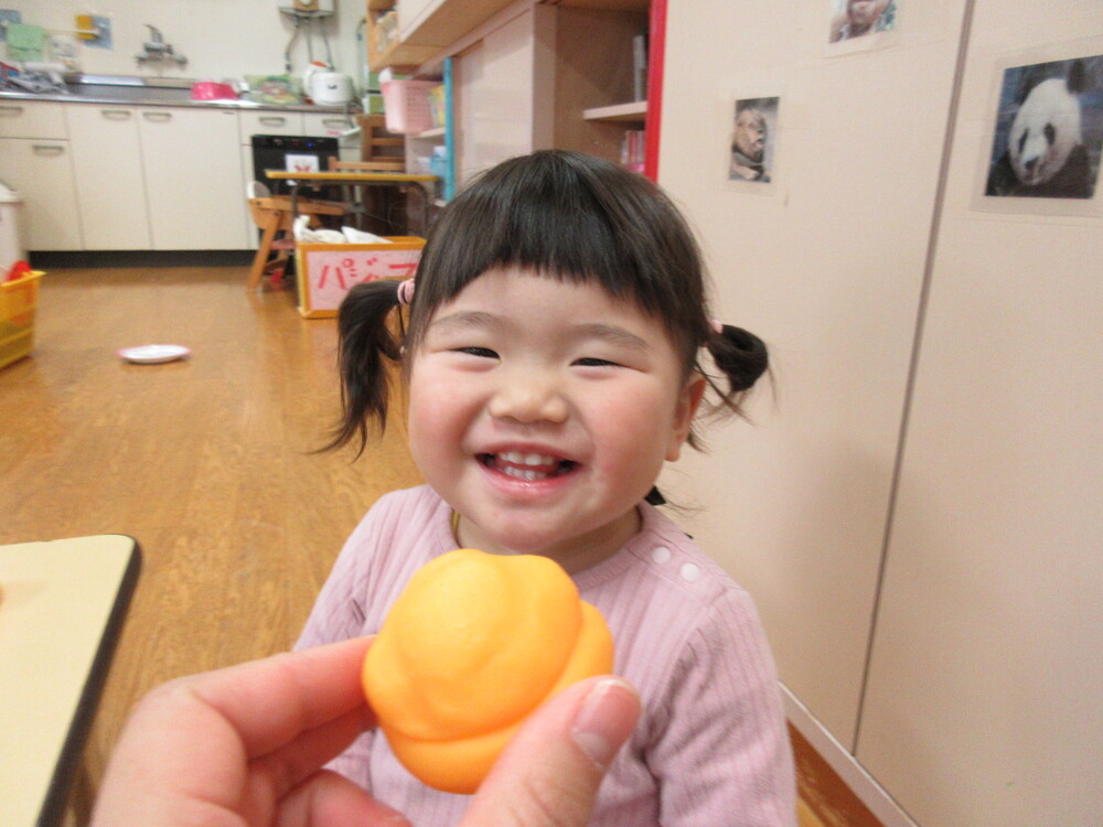 ままごとをして遊ぶ様子