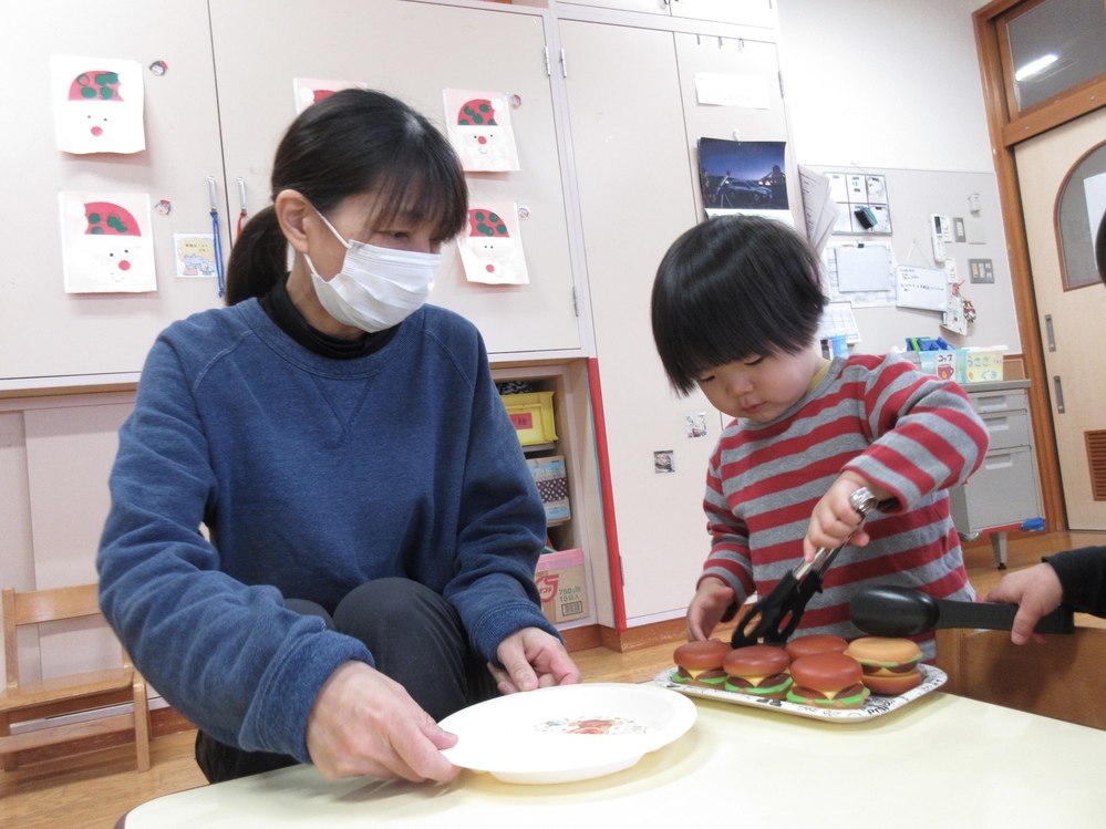 ままごとをして遊ぶ様子