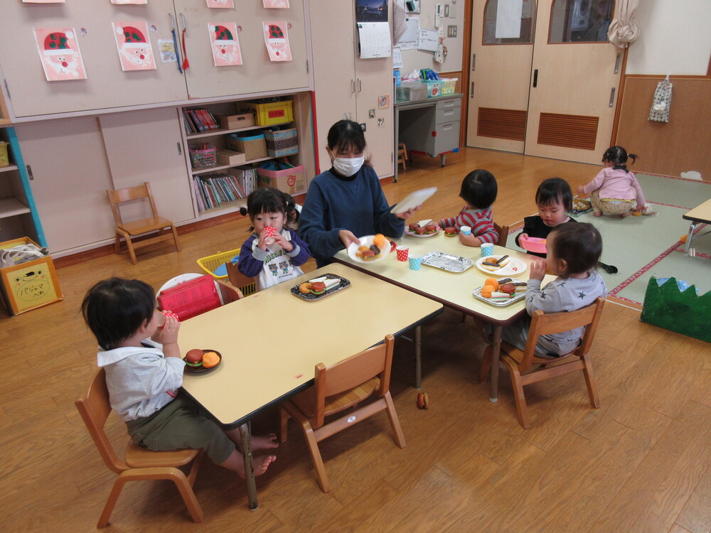 ままごとをして遊ぶ様子