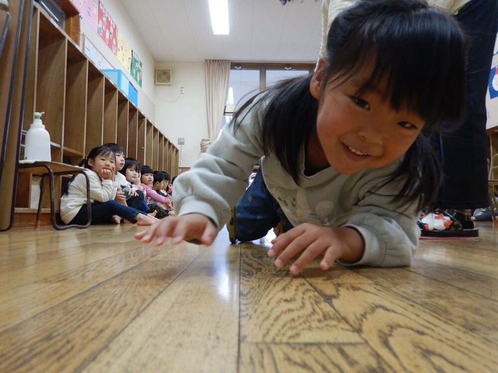 椅子くぐりをしている