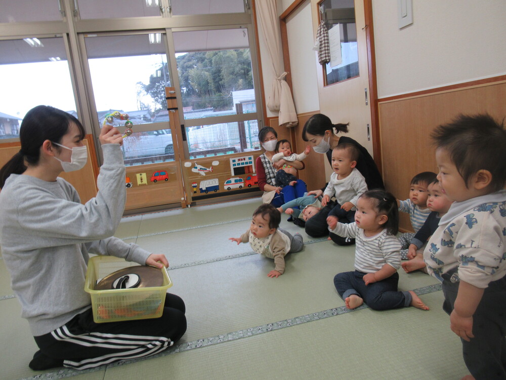 楽器に触れる子ども (1)