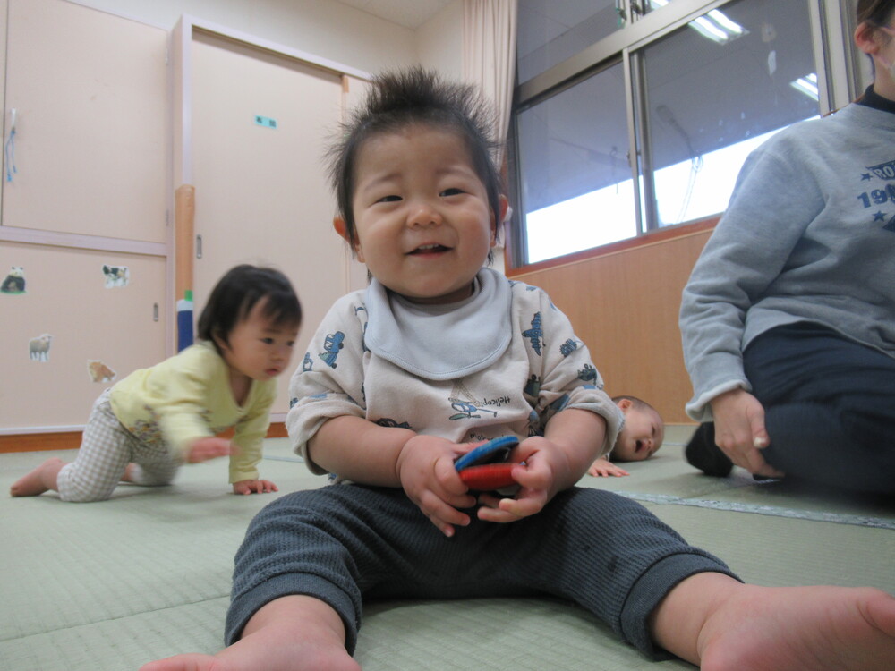 楽器に触れる子ども (15)