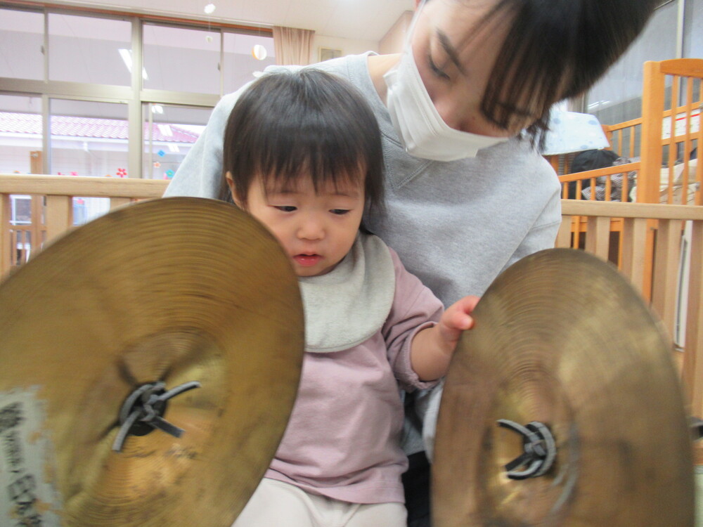 楽器に触れる子ども (8)