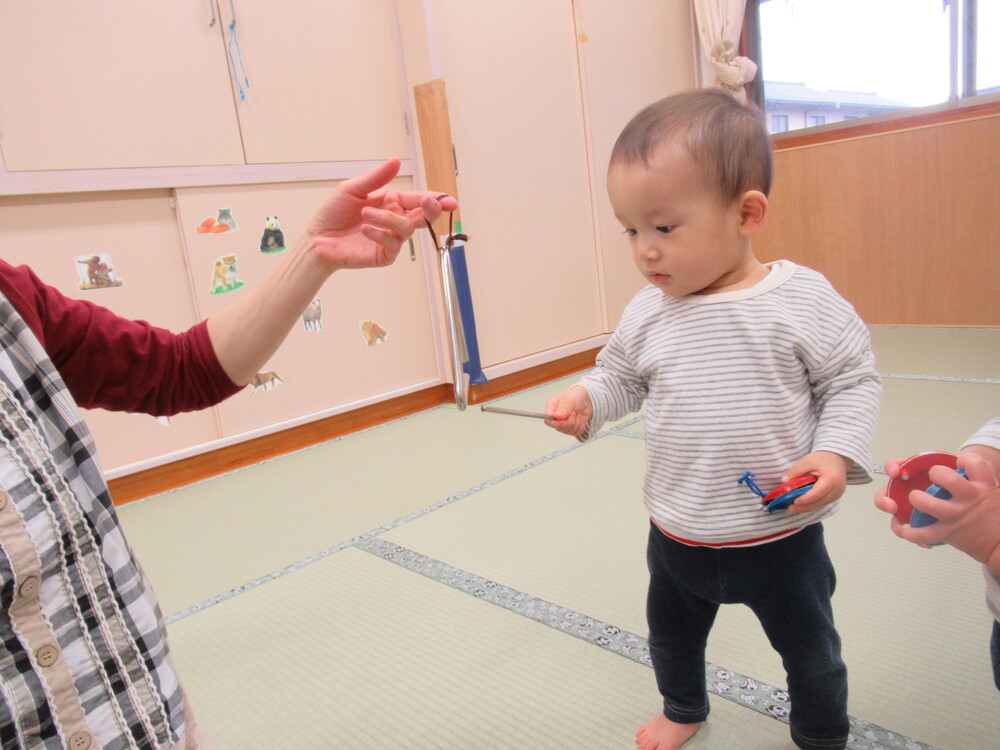 楽器に触れる子ども (9)