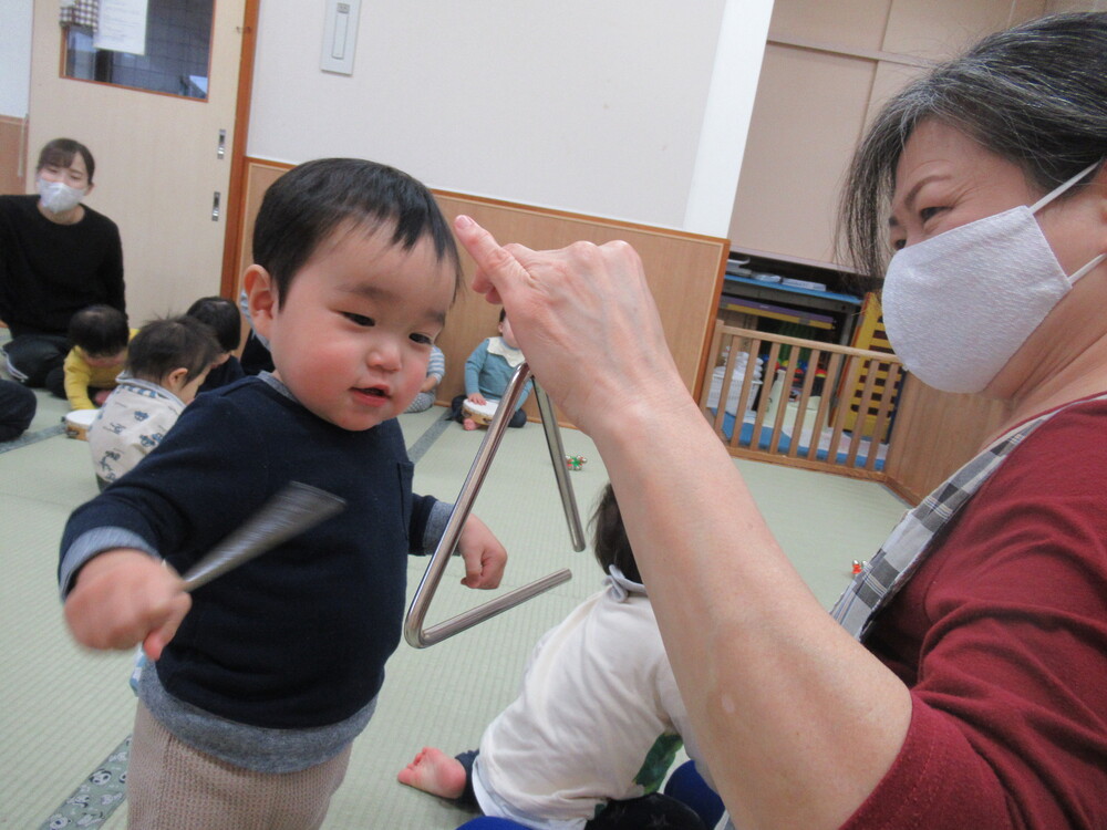 楽器に触れる子ども (14)