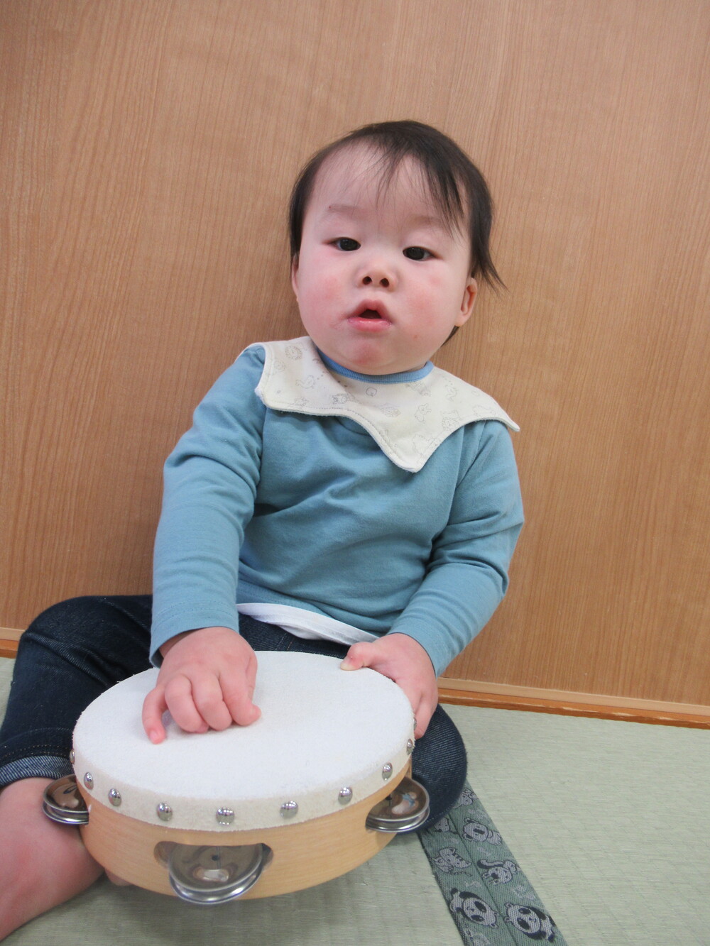 楽器に触れる子ども