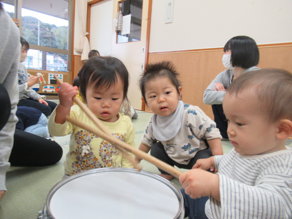 楽器に触れる子ども (16)