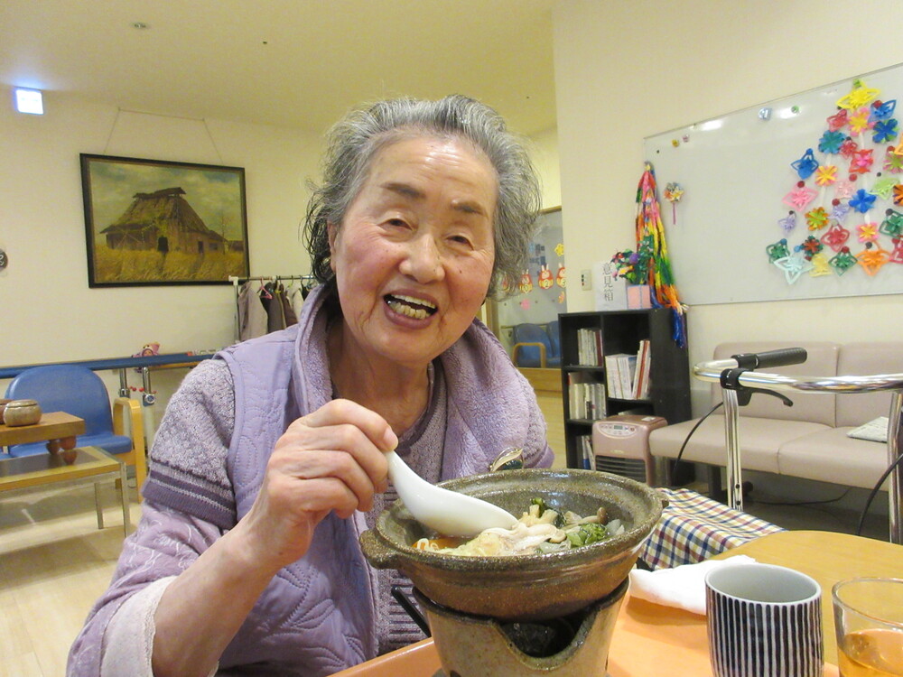 鍋を食べている様子