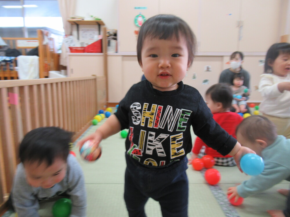 カラーボールで遊んでいる様子 (2)