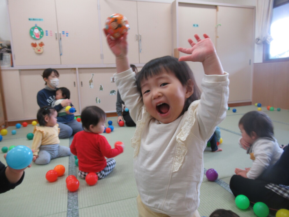 カラーボールで遊んでいる様子 (3)