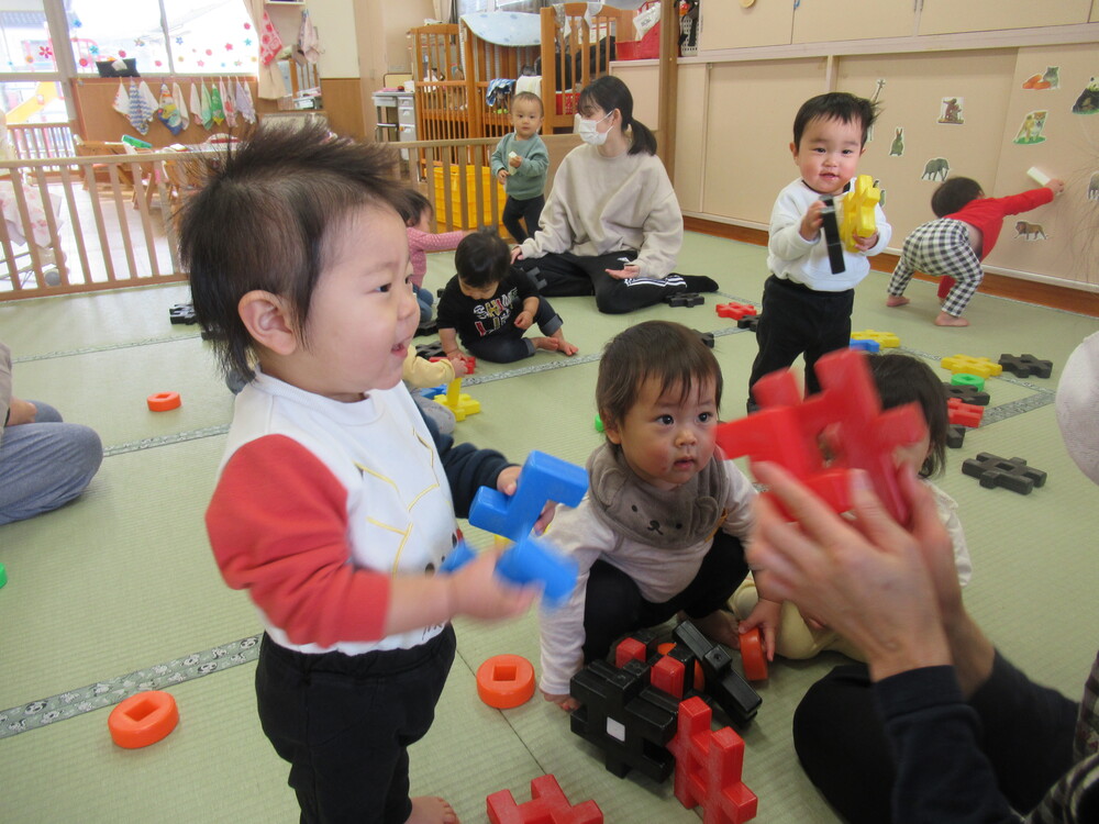 井形ブロックで遊んでいる様子 (1)