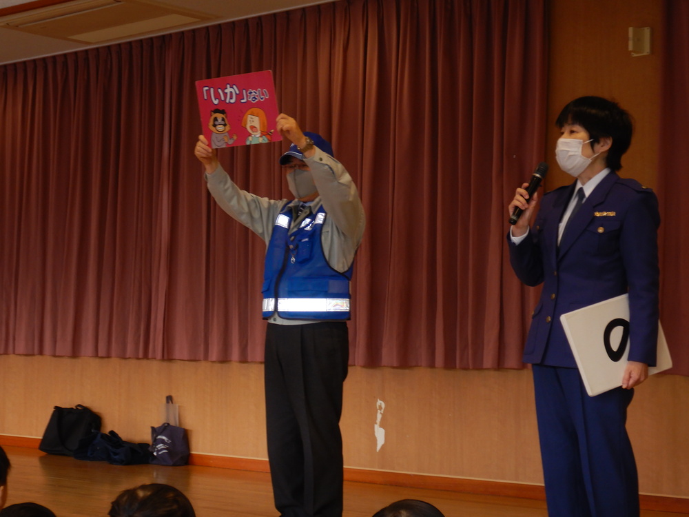 防犯訓練の集会の様子