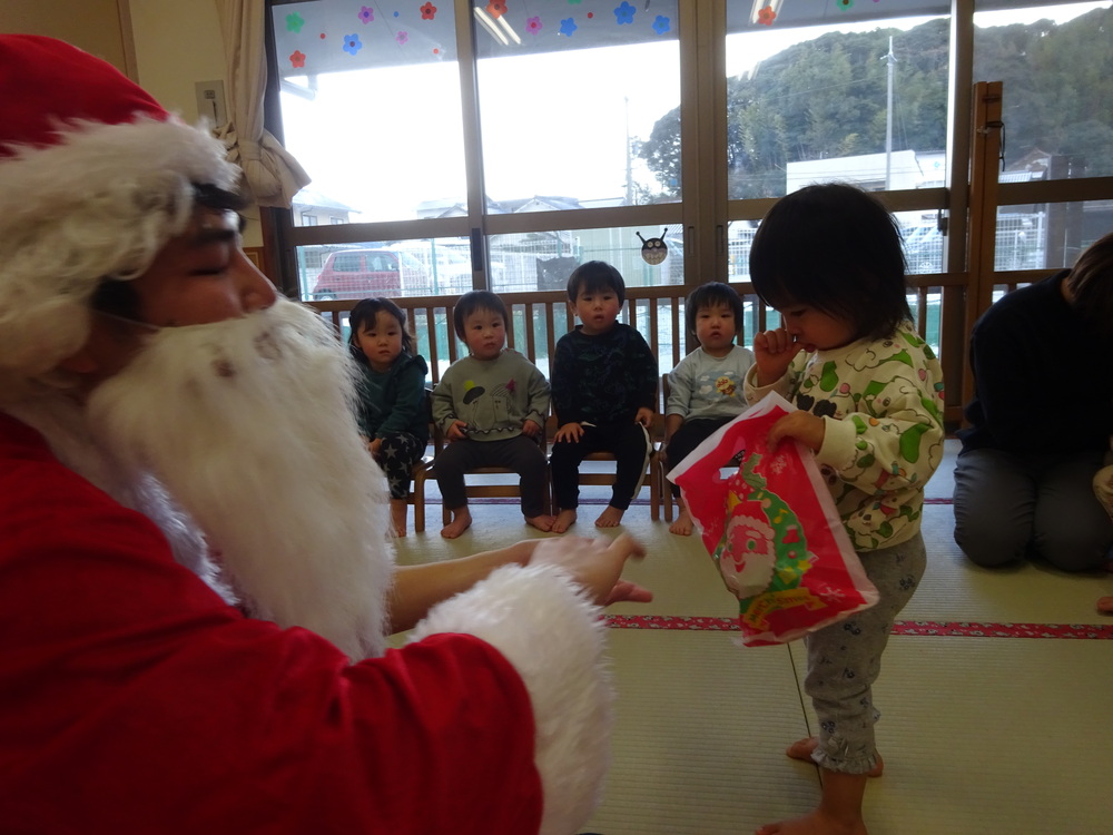 サンタさんにプレゼントをもらう子ども (2)