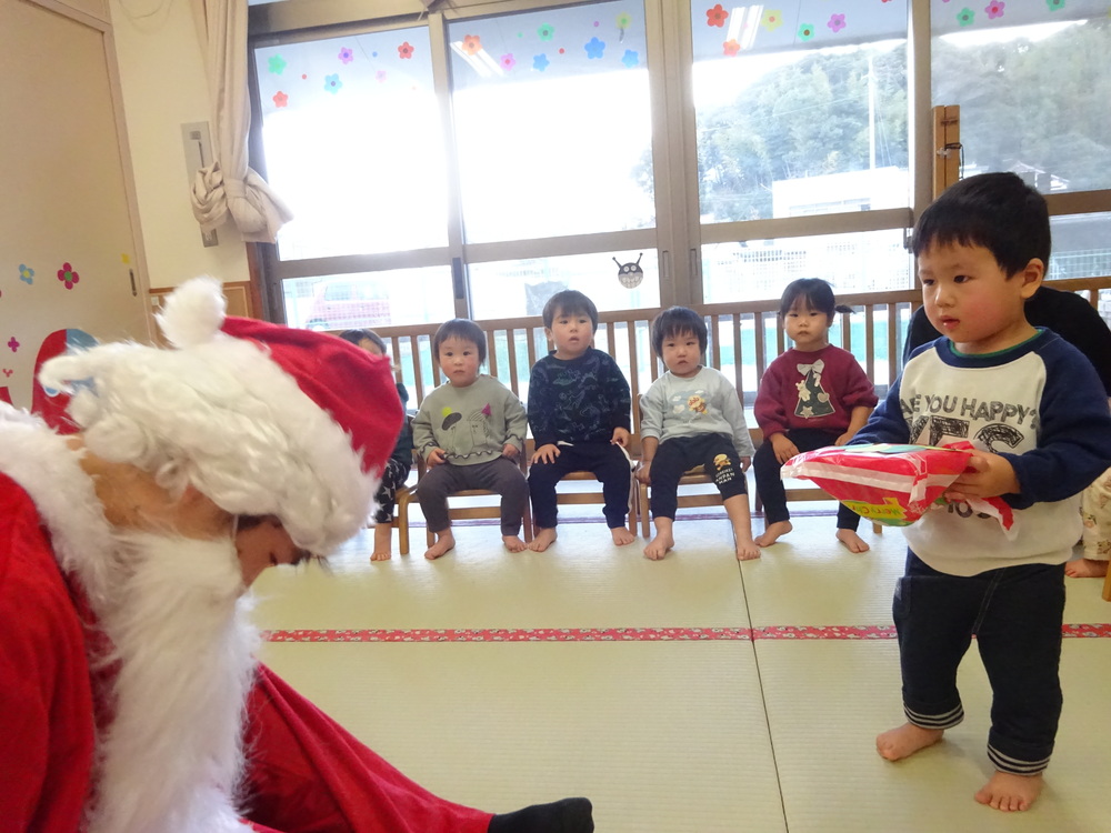 サンタさんにプレゼントをもらう子ども (3)