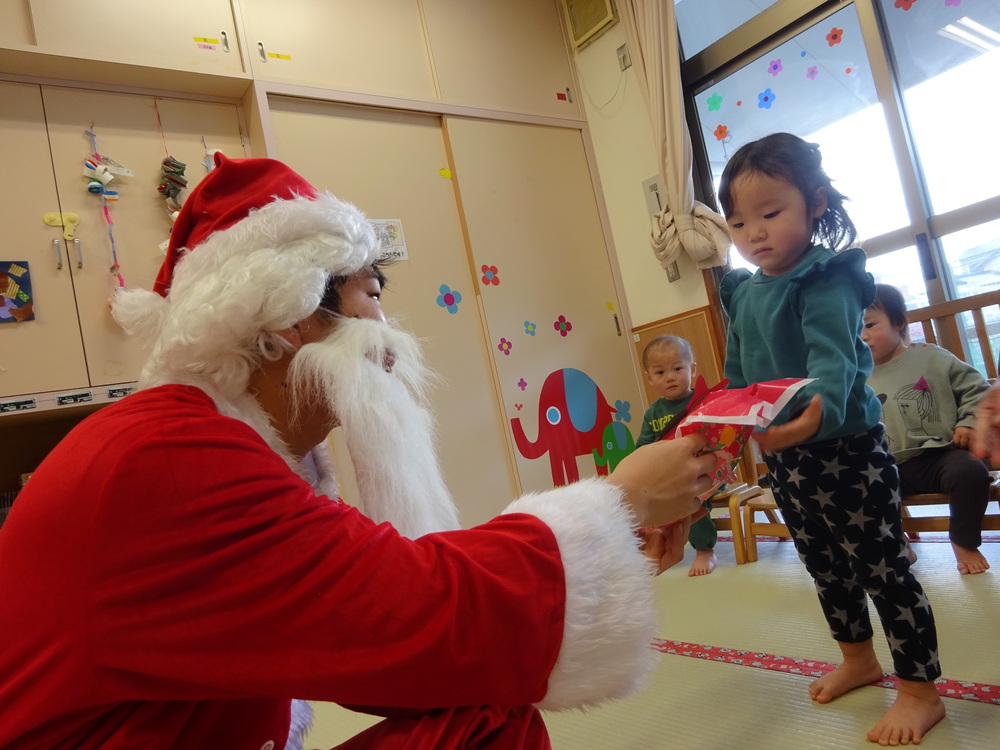 サンタさんにプレゼントをもらう子ども (6)