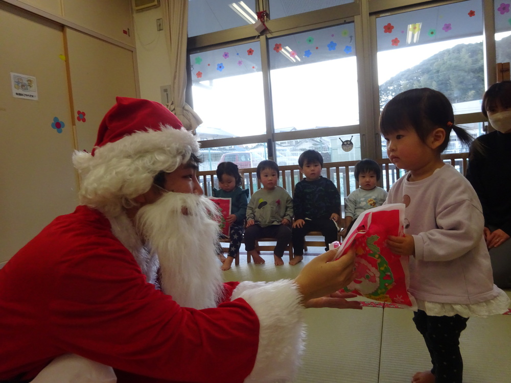 サンタさんにプレゼントをもらう子ども (7)