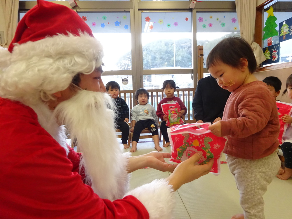 サンタさんにプレゼントをもらう子ども (8)