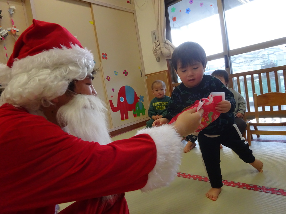 サンタさんにプレゼントをもらう子ども (9)