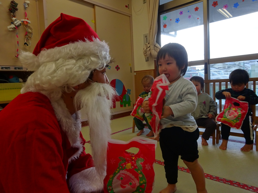 サンタさんにプレゼントをもらう子ども (11)