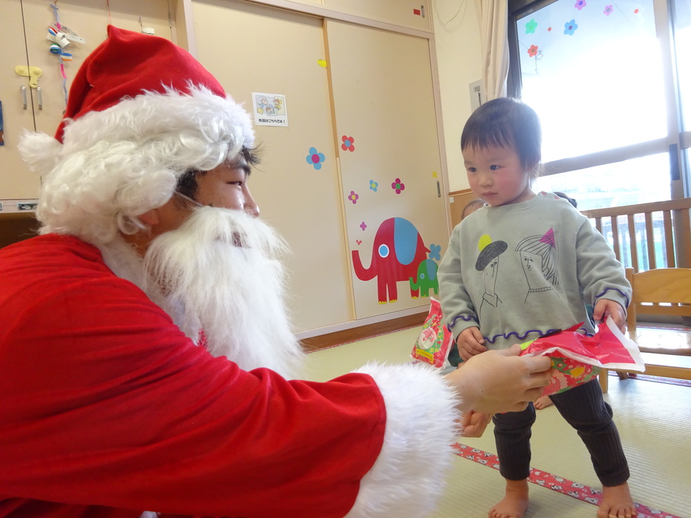 サンタさんにプレゼントをもらう子ども (12)