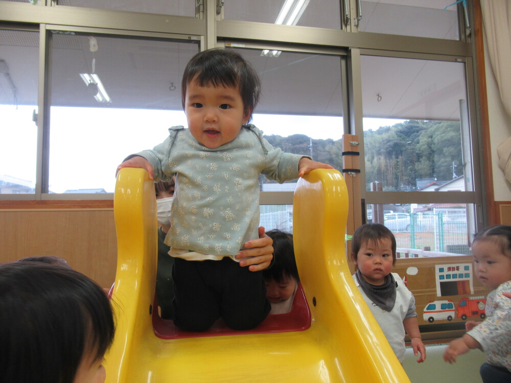 滑り台とプラポイントで遊んでいる様子 (2)