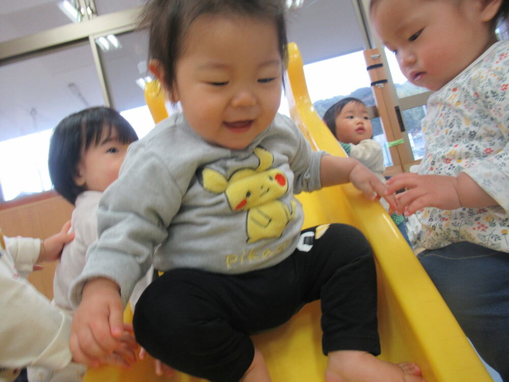 滑り台とプラポイントで遊んでいる様子 (4)