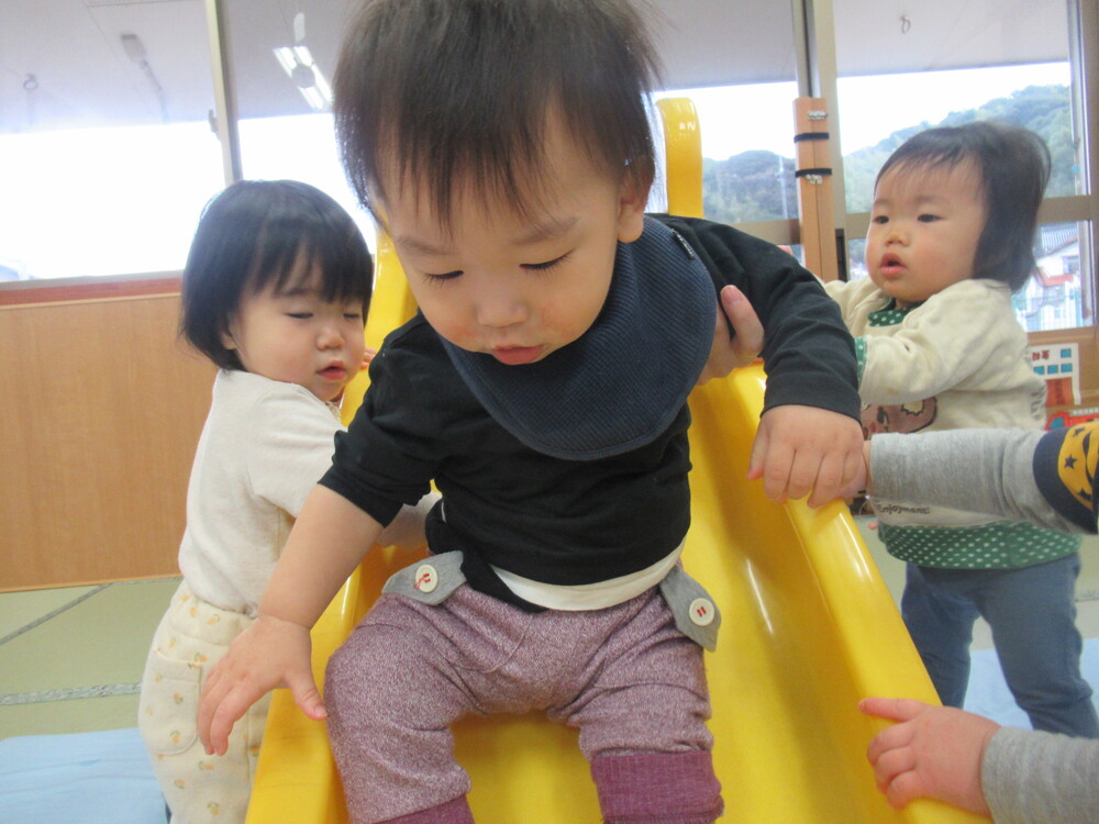 滑り台とプラポイントで遊んでいる様子 (6)