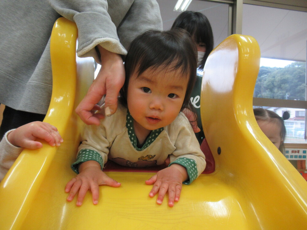 滑り台とプラポイントで遊んでいる様子 (8)