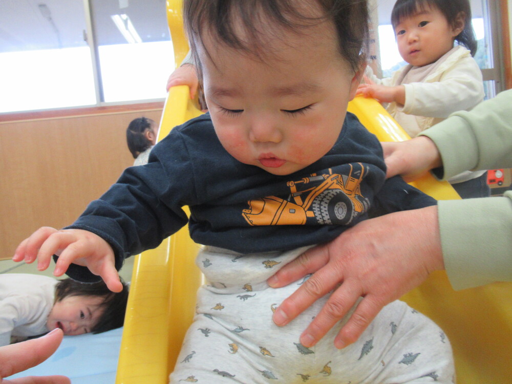 滑り台とプラポイントで遊んでいる様子 (11)