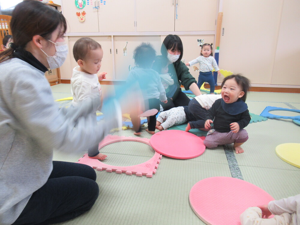 滑り台とプラポイントで遊んでいる様子 (16)