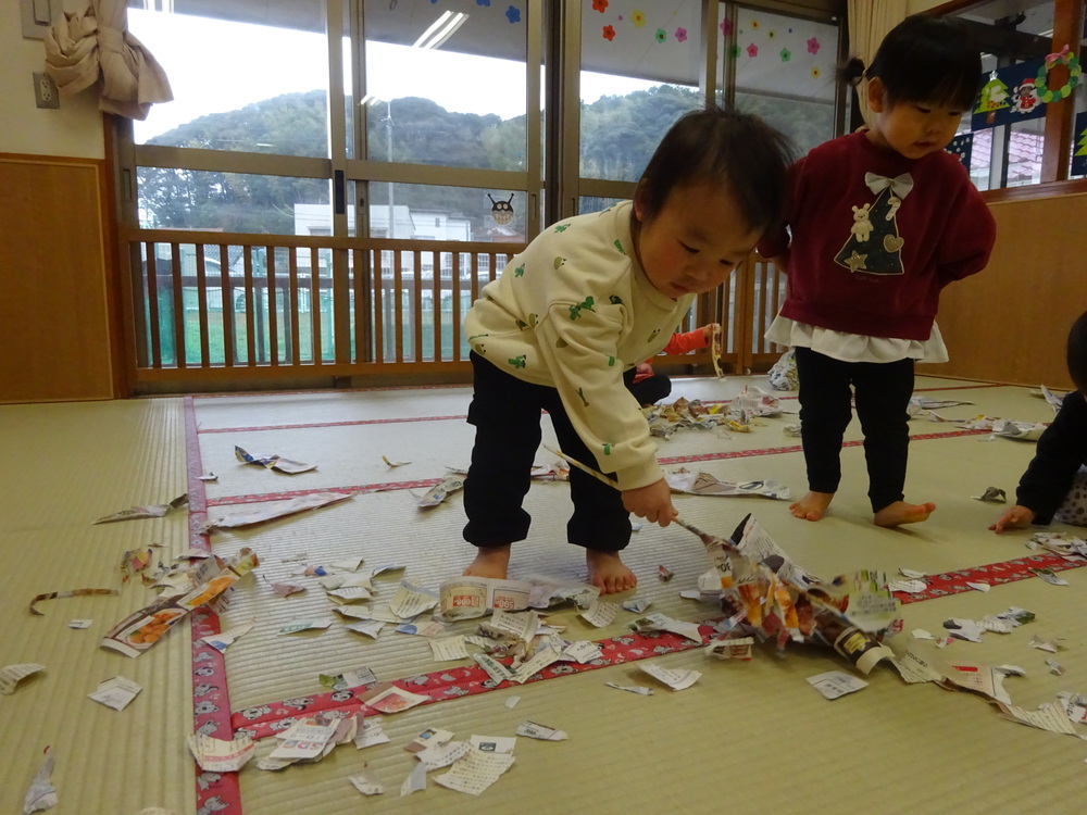 広告紙遊びをしている子ども (2)