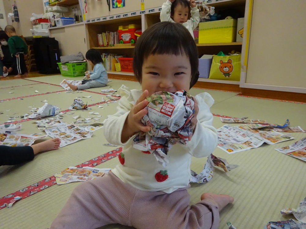 広告紙遊びをしている子ども (4)