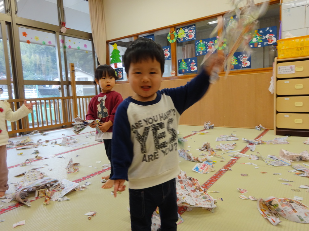 広告紙遊びをしている子ども (6)