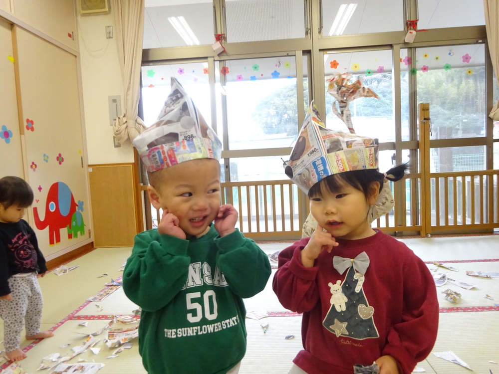 広告紙遊びをしている子ども (7)