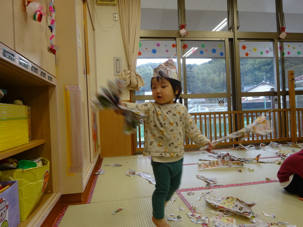 広告紙遊びをしている子ども (8)