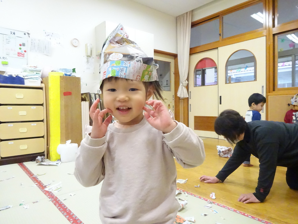 広告紙遊びをしている子ども (9)