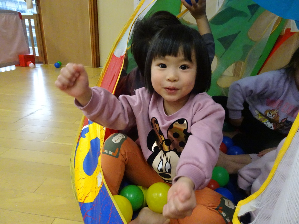 ボールハウスでバスごっこ (1)