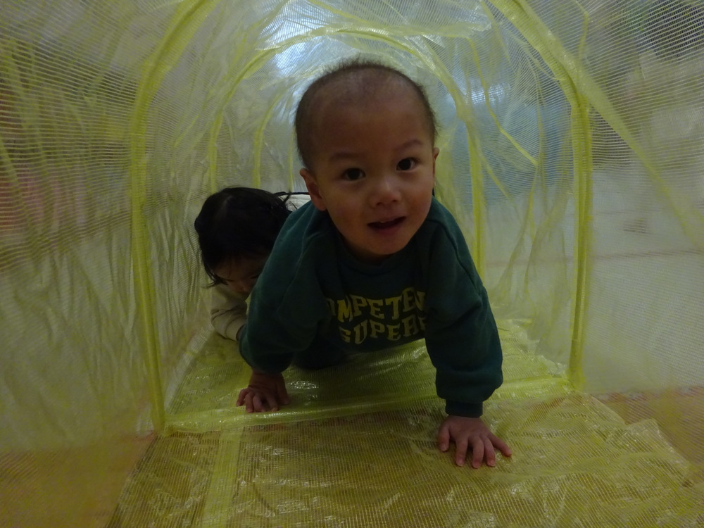 トンネルで遊んでいる子ども (6)