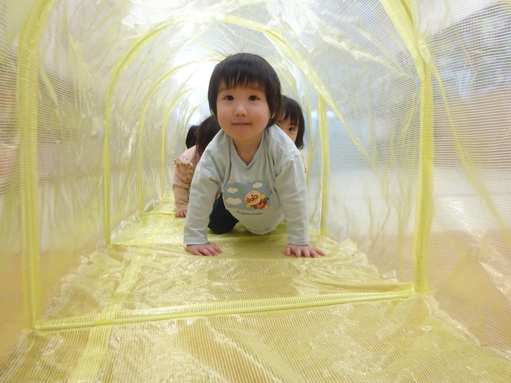 トンネルで遊んでいる子ども (7)