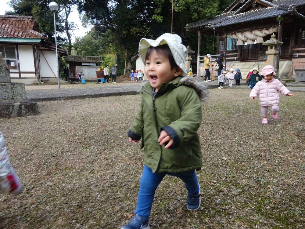 喜多の宮で遊ぶ子ども (1)