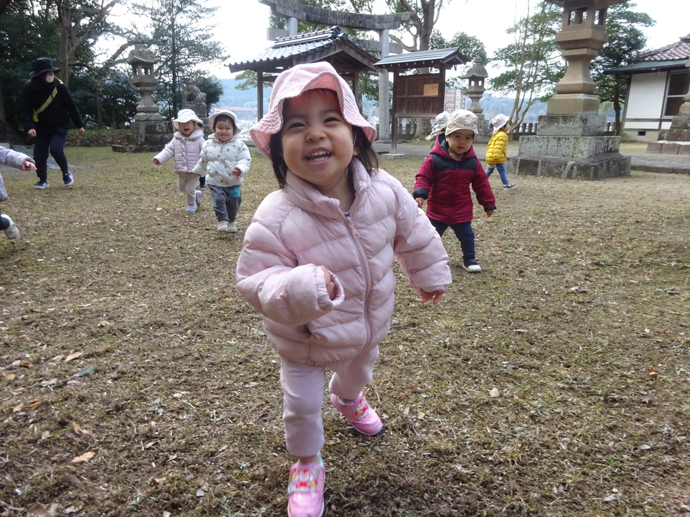 喜多の宮で遊ぶ子ども (2)