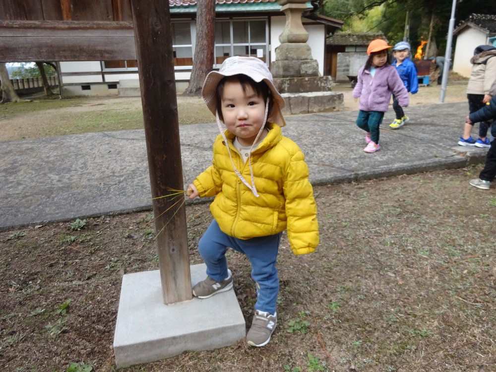 喜多の宮で遊ぶ子ども (4)